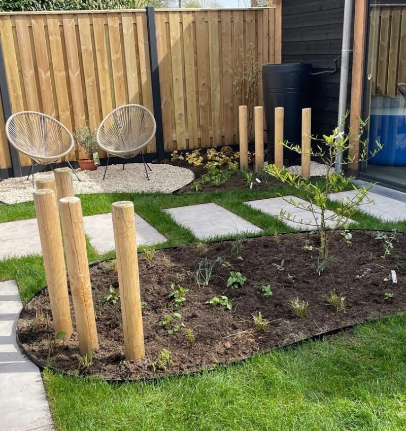 Strakke tuin met grasvakken