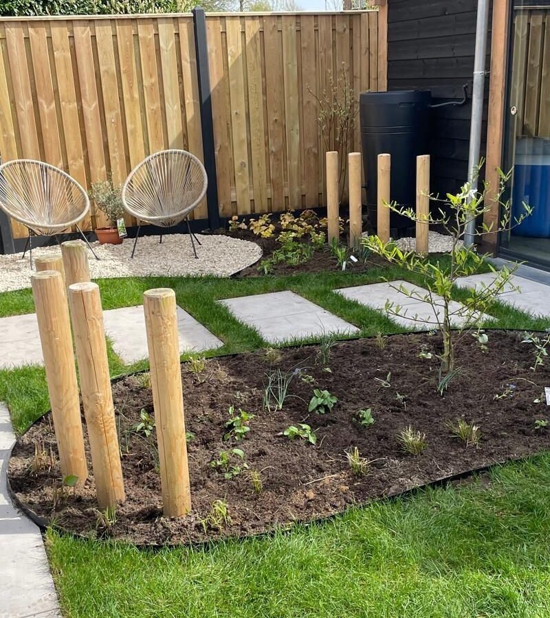 Strakke tuin met grasvakken