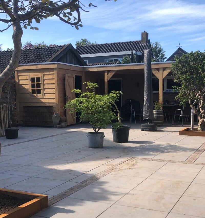 Terras met houten overkapping