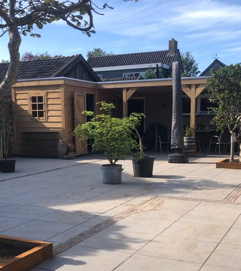 Terras met houten overkapping