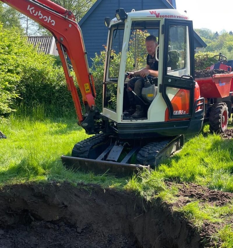 Vijver uitgraven met kraan